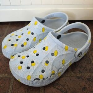 Daisy Crocs Sz 6